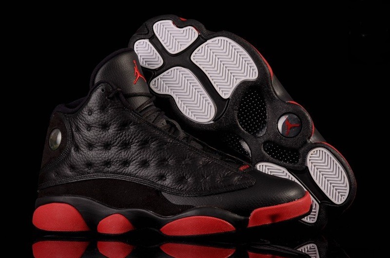 tenis jordan 13 negro con rojo