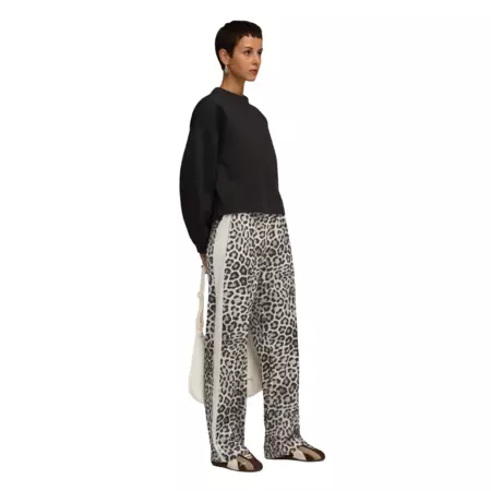 Puma T7 LEO LUXE AOP Straight Pants op "Alpine Snow-Ice Coffee"