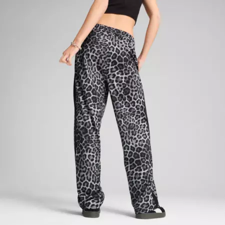 Puma T7 LEO LUXE AOP Straight Pants op "Black"