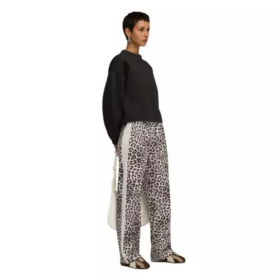 Puma T7 LEO LUXE AOP Straight Pants op "Alpine Snow-Ice Coffee"