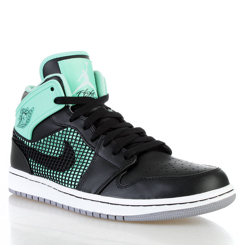 tenis jordan negro con verde