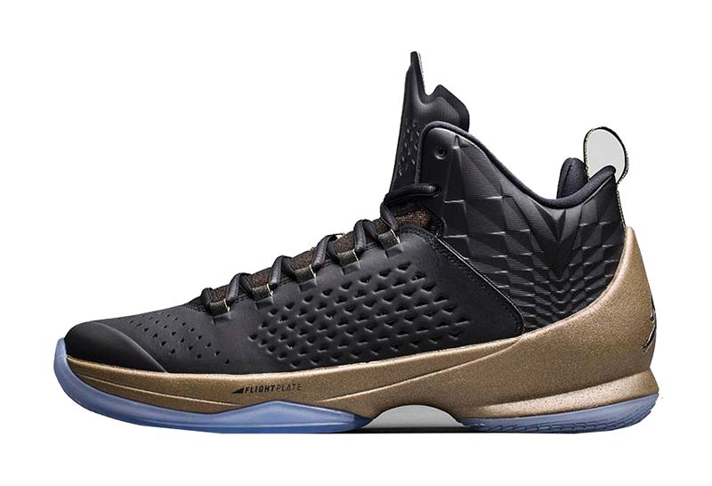 tenis jordan dorados con negro