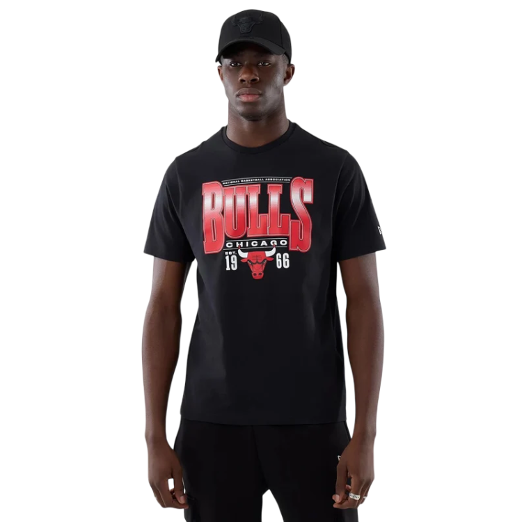 Camiseta New Era NBA Chicago Bulls Arch Graphic Regular "Black"