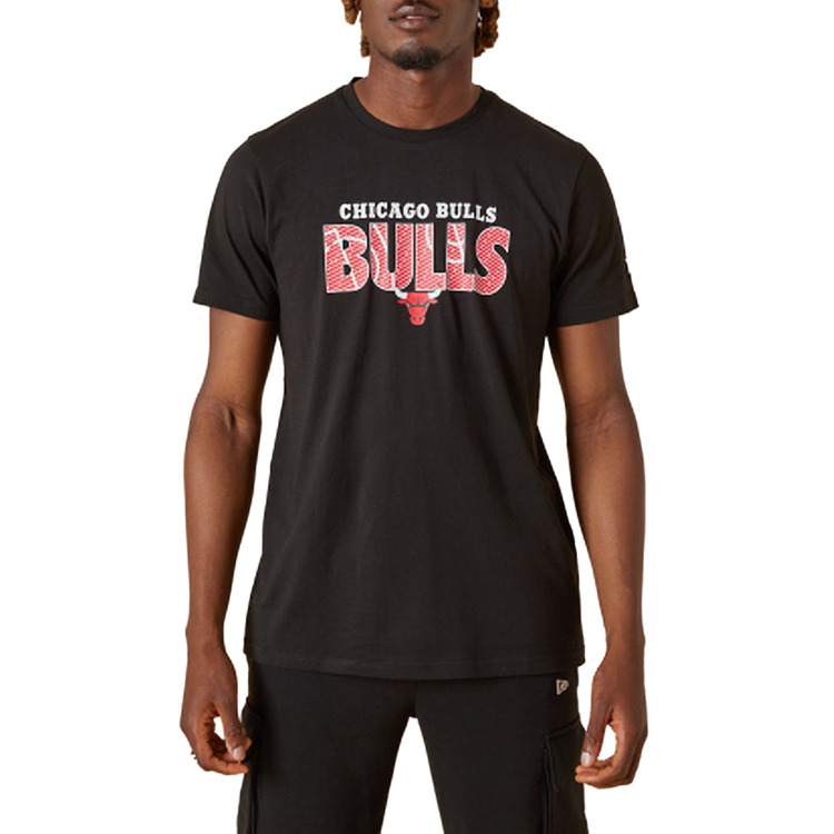 Añadir a la cesta New Era NBA Chicago Bulls Wordmark Court Infill T-Shirt "Black" New Era NBA Chicago Bulls Wordmark Court Infill T-Shirt "Black"