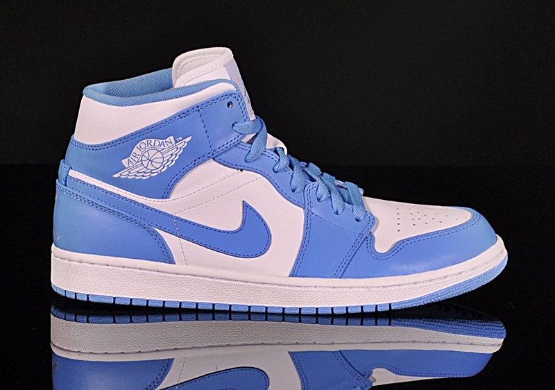 tenis jordan blancos con azul cielo