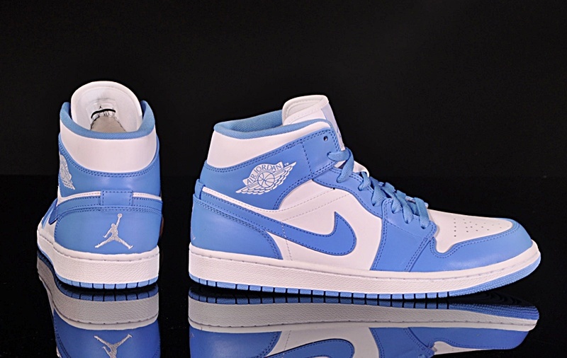 tenis jordan blancos con azul cielo