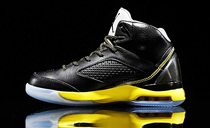 jordan negro con amarillo
