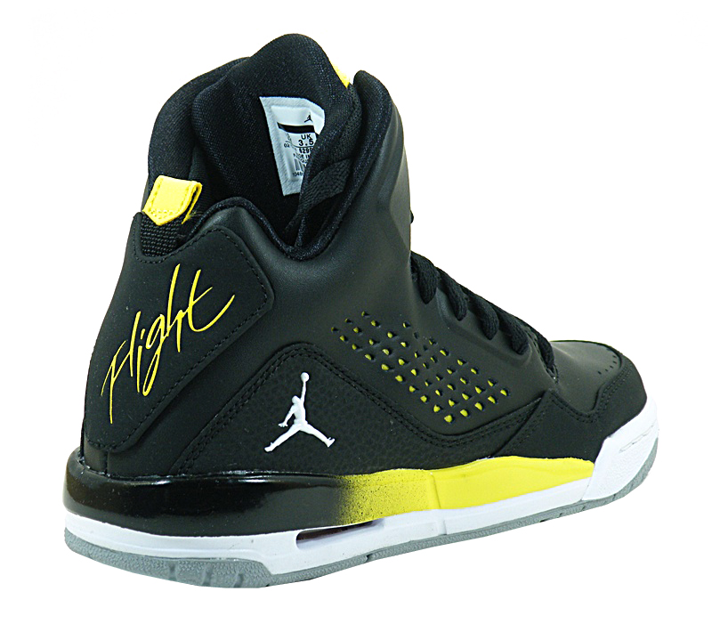 jordan negras con amarillo